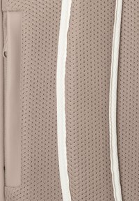 Beige hálós anyag, puha tapintással, fehér zsineggel és oldalsó zsebbel. A design minimalista és légáteresztő megjelenésű.