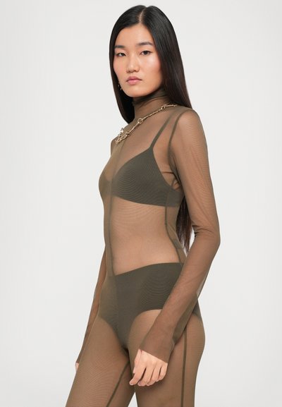 Kerge oliivivärvi bodysuit pikade varrukatega, vale kaelusega ja kehaeratava disainiga. Omab õhukeseid rihmasid ja nähtavaid paneelikujundusi.