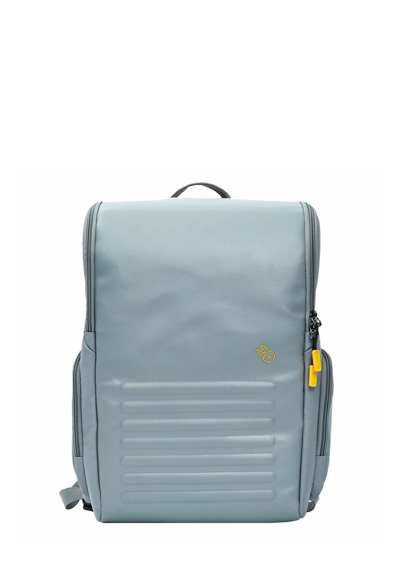 Zaino grigio con finitura liscia, design strutturato, scanalature verticali sulla parte anteriore e una cerniera gialla per una facile maneggevolezza.