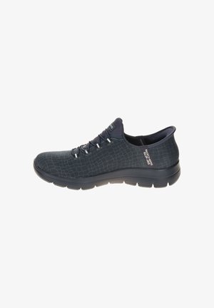 Sneaker slip-on Skechers blu navy con superiore in tessuto, lacci elastici, colletto imbottito e suola in gomma nera flessibile.