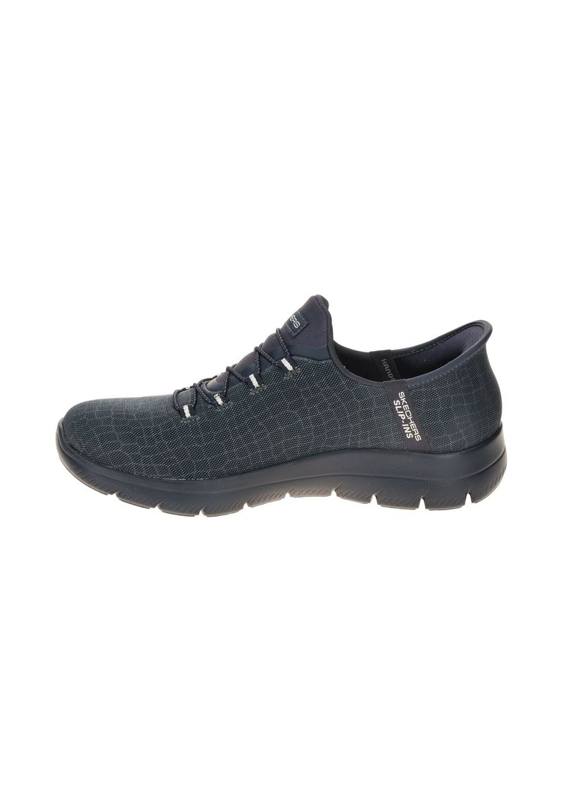 Sneaker slip-on Skechers blu navy con superiore in tessuto, lacci elastici, colletto imbottito e suola in gomma nera flessibile.