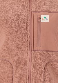 Fleece vest in zacht roze met textuurstof, met een ritszak, ribgebreide zoom en een logopatch in de linkerbovenhoek.
