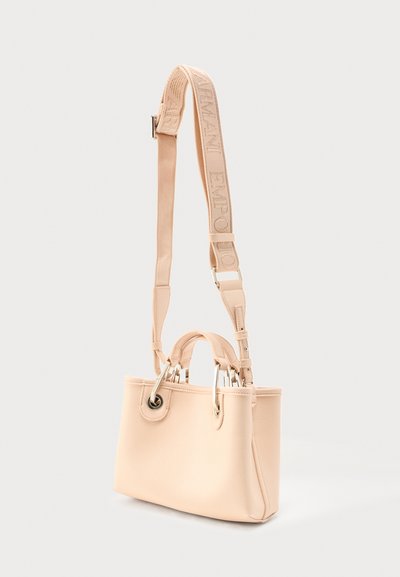 Μπεζ δερμάτινη τσάντα χειρός με κοντά χερούλια και αποσπώμενο, ρυθμιζόμενο λουρί ώμου με ανάγλυφη επιγραφή "Armani Emporio".