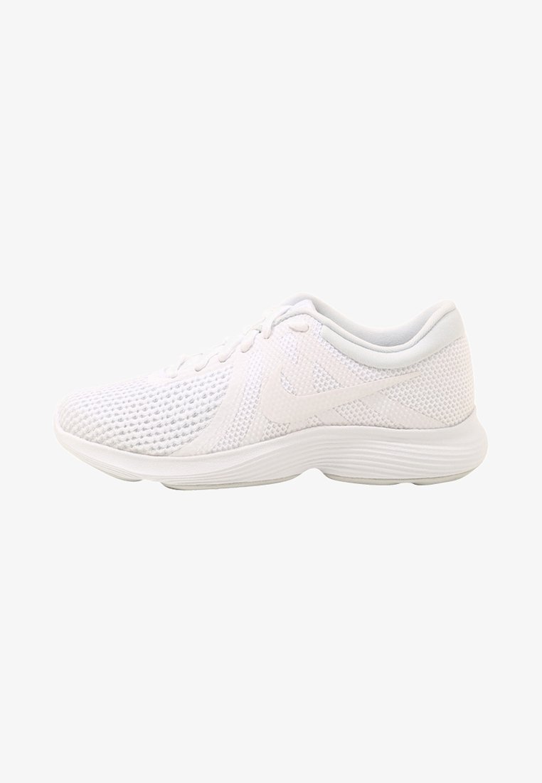 Chaussure de running blanche Nike avec tige en mesh, fermeture à lacets et semelle coussinée vue de côté sur fond blanc.