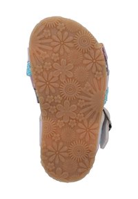 Sandaalzool met een gestructureerd, bloemenpatroon in lichtbruine rubber; heeft verstelbare banden in turkoois en witte materialen.