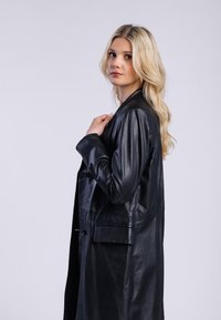 Freaky Nation Abrigo clásico - black