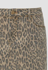 Jupe en denim à imprimé léopard avec une base marron clair, des taches noires, des éléments en métal doré et un design standard à cinq poches ; détails de couture visibles.