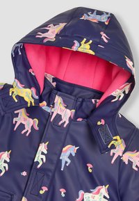 Chaqueta impermeable azul marino con forro de forro polar rosa, con patrones de unicornios coloridos y pequeños diseños florales, equipada con cierres ajustables.