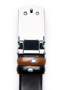 Pasek z trzema warstwami: czarna skóra, brązowa skóra i czarna skóra. Srebrne metalowe klamry i błyszczące srebrne zapięcie na górze.