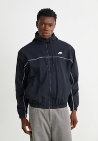 Nike Sportswear CLUB ATHLETE JACKET - Καλοκαιρινό μπουφάν - black/white
