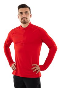 Rode atletische zip-up shirt met lange mouwen, een hoge kraag, gestructureerde schouderaccenten en een slank design, gemaakt van lichtgewicht materiaal.