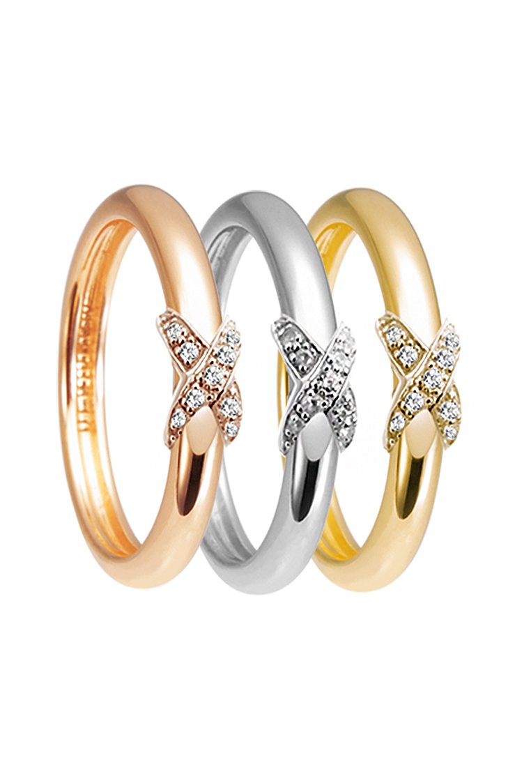 Tres anillos en oro rosa, plata y oro amarillo, con una banda suave y un diseño entrelazado adornado con pequeñas piedras preciosas transparentes.