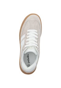 Sneaker in suede grigio chiaro con strisce in pelle bianca. Presenta lacci bianchi, colletto imbottito e suola in gomma naturale. Logo interno visibile.