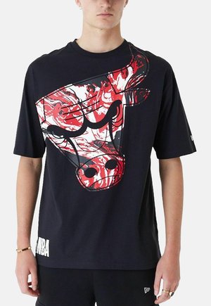 T-shirt nera in cotone con una grande grafica di un toro rosso e bianco sul davanti, con il testo "NBA" in bianco in basso a sinistra.