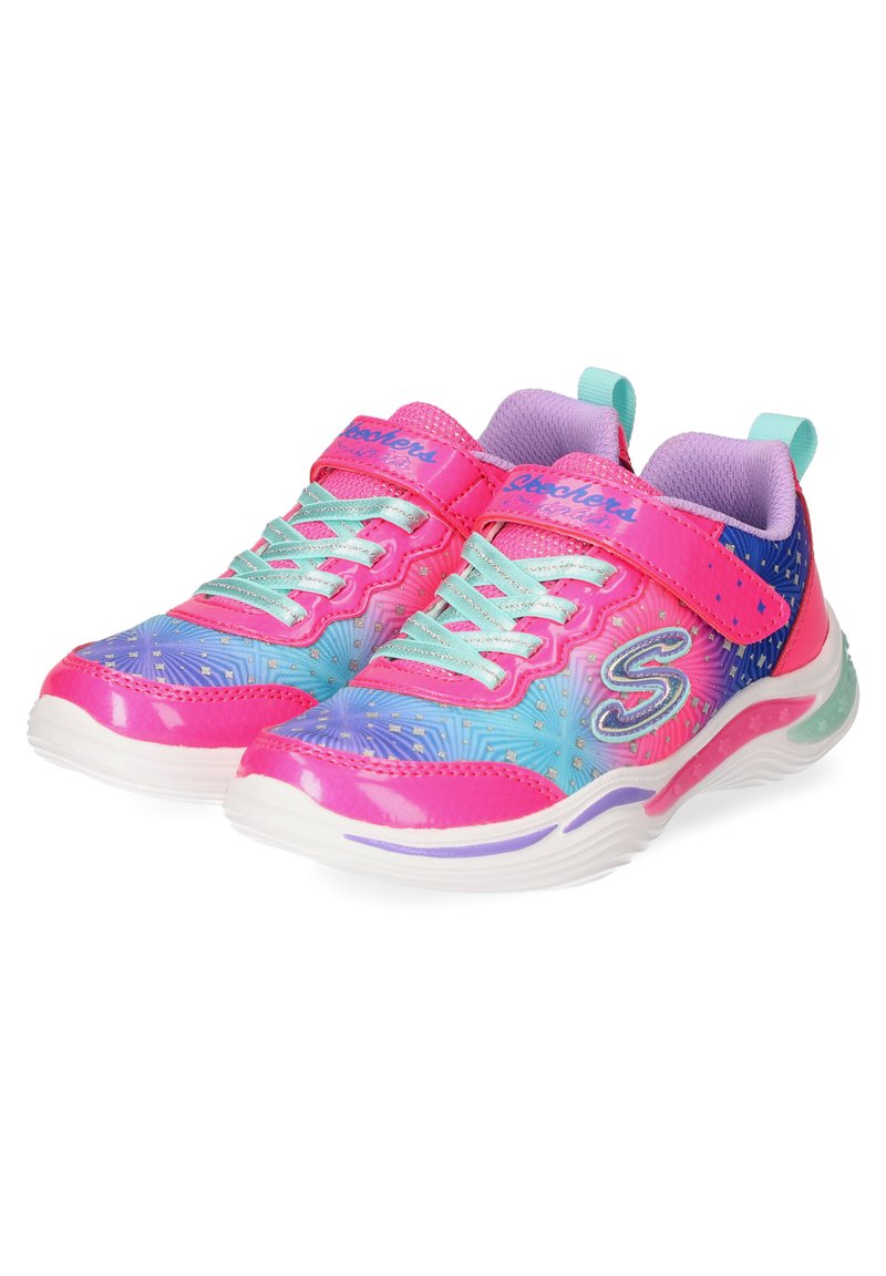 Zapatillas coloridas para niños con un degradado de rosa, azul y púrpura, cordones en color aguamarina y correa de velcro, suela blanca y logo en forma de "S" en el lateral.