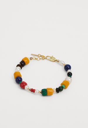 Bracciale con perle irregolari gialle, blu, rosse, verdi, nere e bianche, con un moschettone dorato e una catena regolabile.