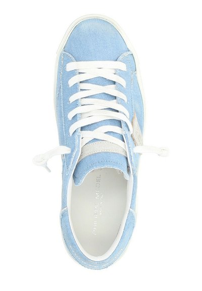 Sneaker in denim azzurro chiaro con suola in gomma bianca, dotato di lacci bianchi e un accento grigio. Tessuto testurizzato con un design sportivo classico.