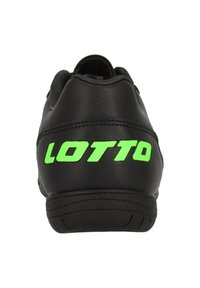 Svart sportskor med en slät läderöverdel, gummisula och en framträdande grön "LOTTO"-logotyp på hälen.