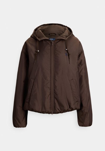 Καφέ μπουφάν τύπου puffer με κουκούλα, διαθέτει φερμουάρ μπροστά, ρυθμιζόμενα κορδόνια και πλαϊνές τσέπες. Ομαλή υφή και άνετη εφαρμογή.