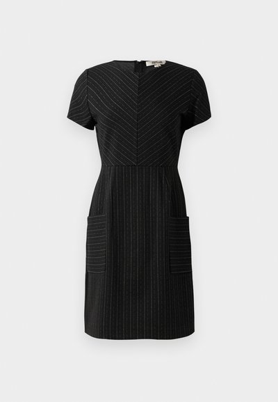 Robe noire avec des manches courtes, décolleté en V et coutures angulaires. Présente des rayures verticales et deux poches avant. Fabriquée en tissu texturé.