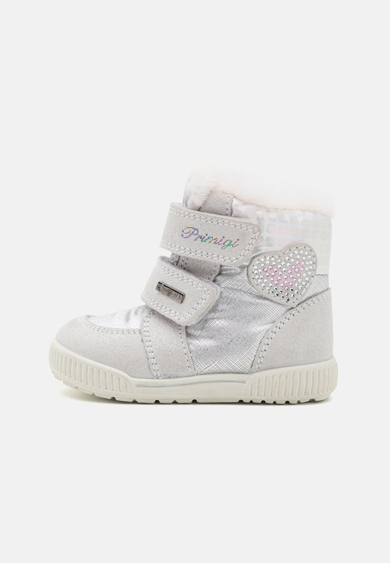 Bottine argentée pour tout-petit avec deux bandes velcro, doublure en fausse fourrure et écusson en forme de cœur avec strass roses et argentés sur le côté.