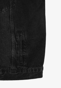 Czarna kurtka dżinsowa o gładkiej fakturze, z dwoma przednimi kieszeniami i prostym dołem. Minimalistyczny design, brak widocznych detali metalowych.