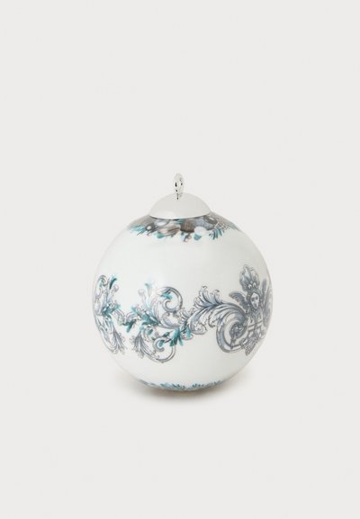 Ornement de Noël en céramique blanche avec des motifs floraux et volutes bleu-gris complexes, surmonté d'une boucle de suspension argentée.