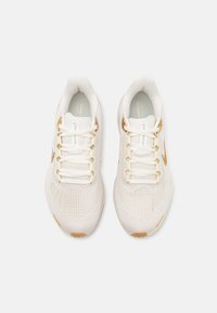 Nike Performance AIR ZOOM PEGASUS 41 - Silniční běžecké boty - 
off-white, gold-coloured