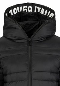 Schwarze Daunenjacke mit einem Frontreißverschluss, hohem Kragen und sichtbaren horizontalen Nähten. Im Inneren befindet sich weißer Text entlang des Hoodie-Rands.