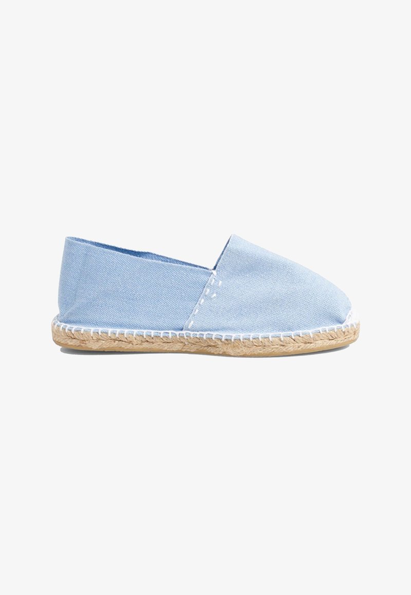 Jasnoniebieskie płócienne espadryle z okrągłym noskiem, jutową podeszwą i białymi przeszyciami wzdłuż krawędzi. Prosty design bez ozdób.