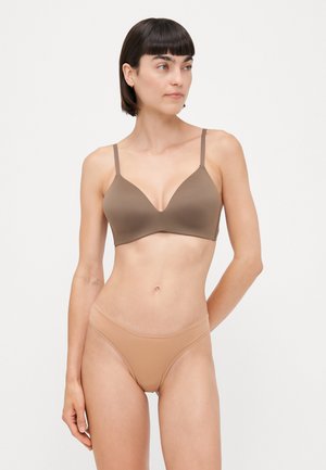 Bruine bh met een diep uitgesneden decolleté en dunne bandjes, gecombineerd met tan boyshorts. Beide stukken hebben een gladde, naadloze textuur.