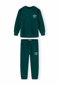 Completo felpa verde con pantaloni coordinati. La felpa ha un collo rotondo e un logo. I pantaloni presentano una vita elastica e orli a costina. Realizzato in tessuto morbido.