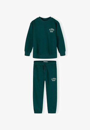 Completo felpa verde con pantaloni coordinati. La felpa ha un collo rotondo e un logo. I pantaloni presentano una vita elastica e orli a costina. Realizzato in tessuto morbido.