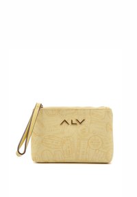 Pochette gialla con chiusura a zip, caratterizzata da motivi in rilievo di francobolli e temi di viaggio, accentuata da un logo metallico e da un cinturino da polso.