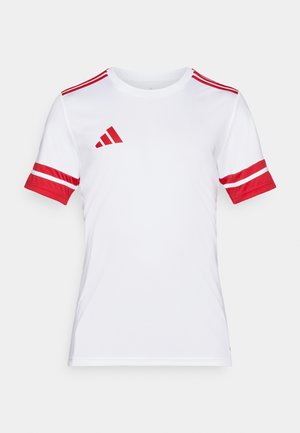 T-shirt de sport blanc à manches courtes avec des accents rouges, y compris des manches rayées et des détails sur les épaules, fabriqué dans un tissu lisse et durable.
