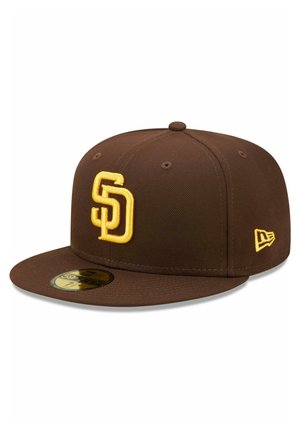 Gorra de béisbol marrón con logotipo bordado en amarillo "SD" y acentos. Presenta un visera plana y un cierre ajustable de snapback.