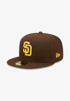 Gorra de béisbol marrón con logotipo bordado en amarillo "SD" y acentos. Presenta un visera plana y un cierre ajustable de snapback.