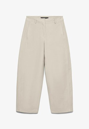 Pantalon beige à jambes larges, coupé court, avec passants pour ceinture, poches avant et fermeture éclair à l'avant.