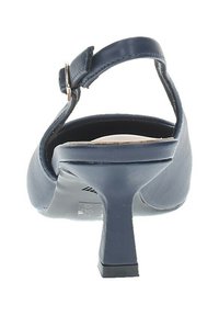 Sandal con tacco alto blu navy, con tacco sottile, cinturino alla caviglia regolabile e texture in pelle liscia. Design della soletta visibile e dettaglio del logo.