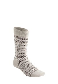 Beżowa wełniana skarpeta z brązowymi i czerwonymi wzorami Fair Isle, ściągacz na mankiecie, przedstawiona stojąco na białym tle.