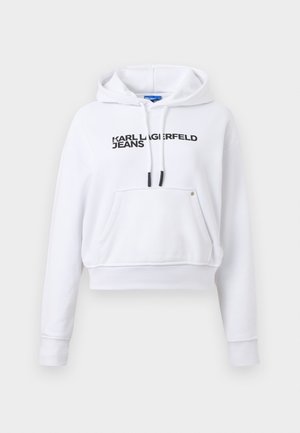 Hanorac alb scurt cu buzunar frontal, șnururi negre și logo-ul "KARL LAGERFELD JEANS" pe piept.