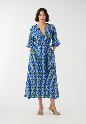 Abito midi blu con motivo geometrico verde e navy, scollatura a v, maniche corte a palloncino, vita trattenuta da una cintura e tasche laterali.