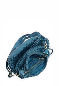 Geweven lederen handtas in turquoise met dubbele schouderbanden, ritszakken en messing hardware. Gladde textuur en meerdere zichtbare compartimenten.