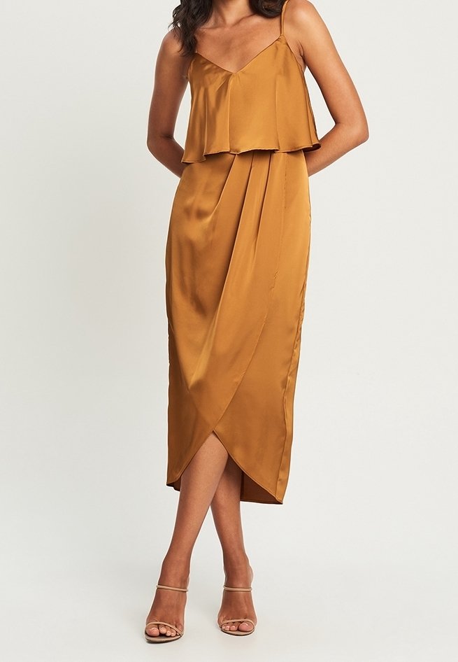 Satin midi-jurk in mosterdgeel met een gelaagde buste, verstelbare spaghettibandjes en een omslagrokdetail.