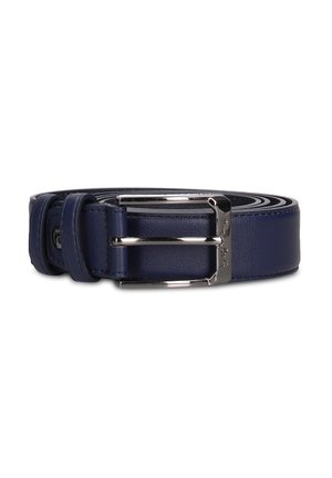 Cintura in pelle blu navy arrotolata con fibbia rettangolare in metallo argentato e due passanti, su sfondo bianco.