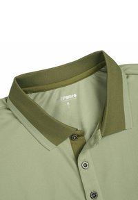 Olijfgroene poloshirt met een gestructureerde afwerking, contrasterende donkergroene kraag, twee knopen en een merklabel aan de binnenkant van de halslijn.