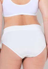 Bíl�é vysoké kalhotky vyrobené z hladkého materiálu s širokým elastickým pasem a kontrastními okraji. Mají bezešvý design.
