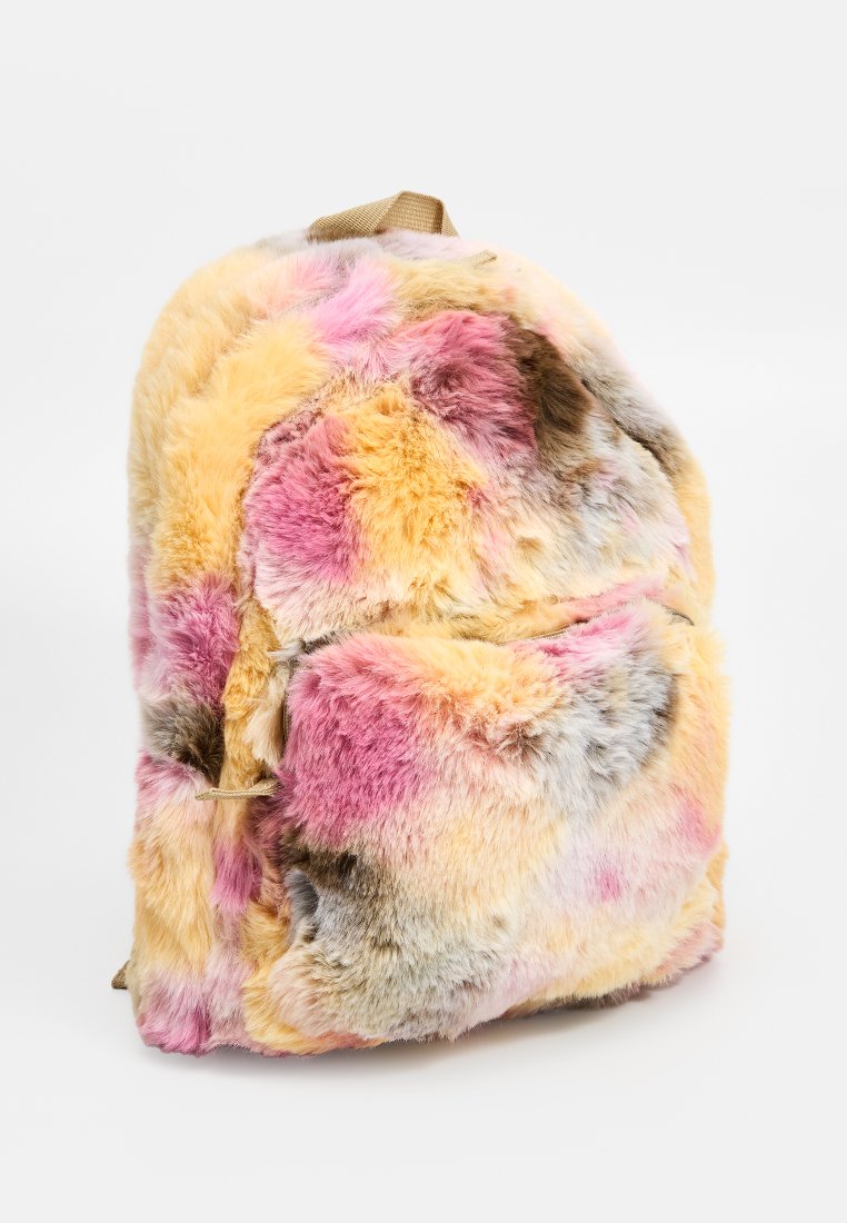 Sac à dos en fausse fourrure avec un motif multicolore en rose, jaune et gris. Texture douce et bretelles rembourrées pour le confort.