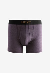 Vijolične bokserice z črnim elastičnim pasom, na katerem je v zlati barvi natisnjeno "NEXT", izdelane iz mehkega in raztegljivega materiala.