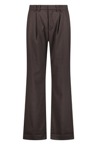 Pantalones a medida de cuadros marrones con corte de pierna ancha, que cuentan con pliegues en la parte delantera y una textura de tela suave.